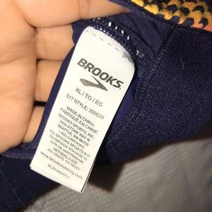 Brooks Intimates & Sleepwear - Brooks women’s athletic sports bra size XL Brooks Intimates & Sleepwear - Brooks women’s athletic sports bra size XL